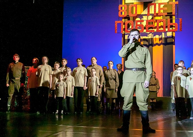Общим исполнением «Дня победы» завершился большой концерт в Кинешемском театре фото 3