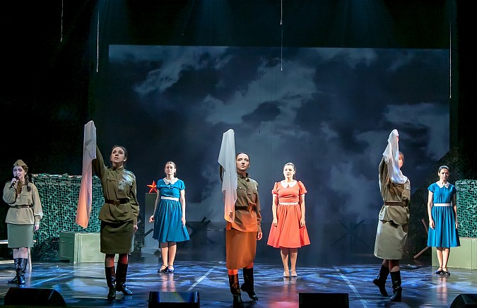 Общим исполнением «Дня победы» завершился большой концерт в Кинешемском театре фото 5