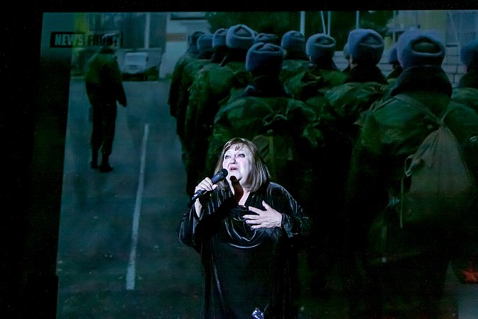 Общим исполнением «Дня победы» завершился большой концерт в Кинешемском театре фото 4