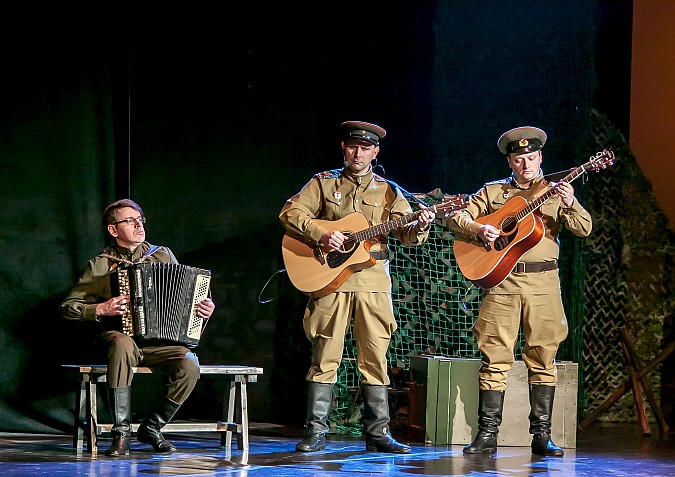 Общим исполнением «Дня победы» завершился большой концерт в Кинешемском театре фото 11