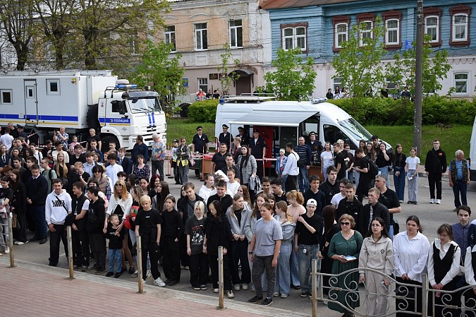 В Кинешме сотни школьников и студентов посетили акцию «Один день с полицией» фото 8