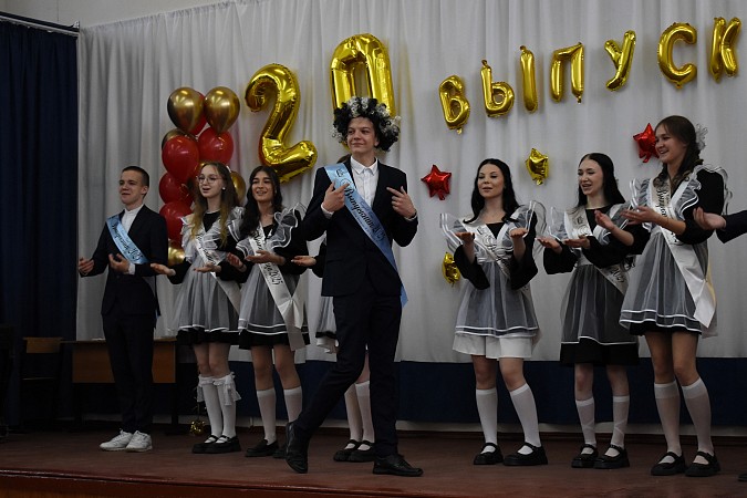 В школе №1 прозвучал Последний звонок фото 9