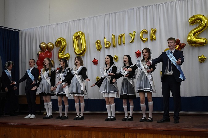 В школе №1 прозвучал Последний звонок фото 2