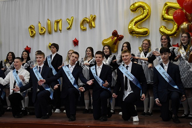 В школе №1 прозвучал Последний звонок фото 6