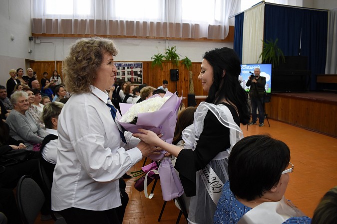 В школе №1 прозвучал Последний звонок фото 7