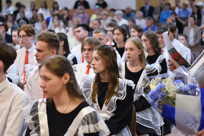 В школе №8 прозвучал Последний звонок фото 8