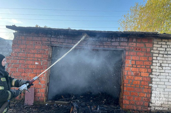 В районе «Анилплощадки» загорелся гараж фото 3