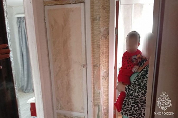 В Заволжске пожарные взломали дверь, чтобы высвободить из квартиры малыша фото 3