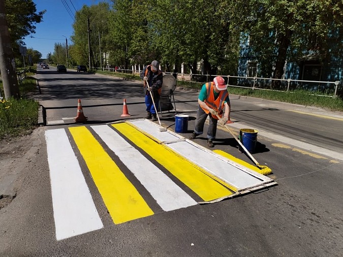 В Кинешме продолжаются работы по обновлению разметки на пешеходных переходах фото 4