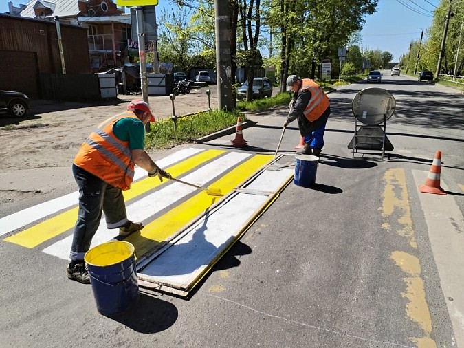 В Кинешме продолжаются работы по обновлению разметки на пешеходных переходах фото 3