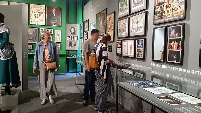 Туристы теплоходов «Ленин» и «Александр Суворов» посмотрели спектакль «Пиковая дама» фото 14