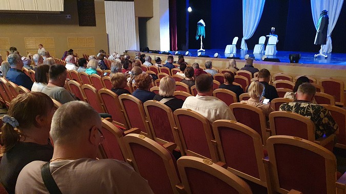 Туристы теплоходов «Ленин» и «Александр Суворов» посмотрели спектакль «Пиковая дама» фото 16