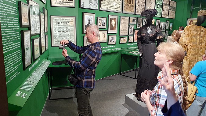 Туристы теплоходов «Ленин» и «Александр Суворов» посмотрели спектакль «Пиковая дама» фото 13