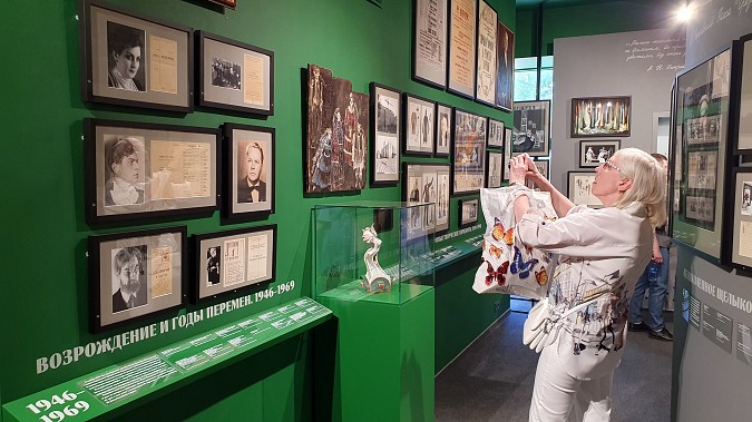 Туристы теплоходов «Ленин» и «Александр Суворов» посмотрели спектакль «Пиковая дама» фото 10