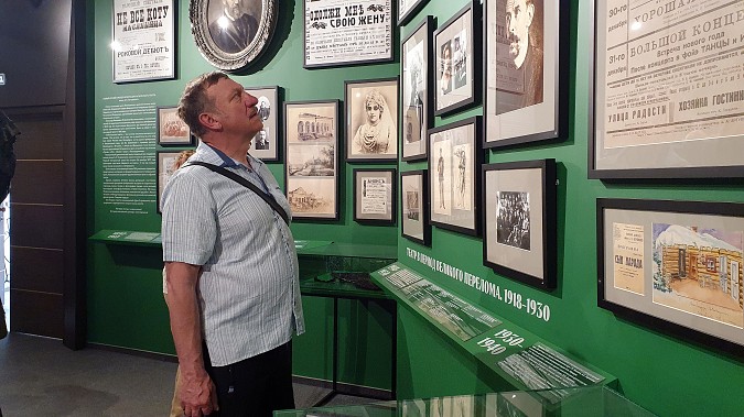 Туристы теплоходов «Ленин» и «Александр Суворов» посмотрели спектакль «Пиковая дама» фото 11