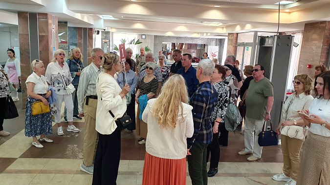 Туристы теплоходов «Ленин» и «Александр Суворов» посмотрели спектакль «Пиковая дама» фото 8