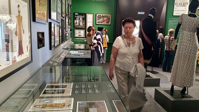 Туристы теплоходов «Ленин» и «Александр Суворов» посмотрели спектакль «Пиковая дама» фото 12