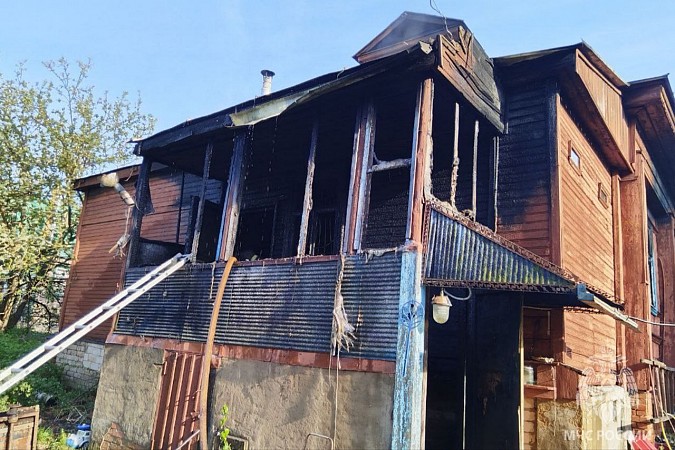 В Кинешме на улице Полины Осипенко загорелся жилой дом фото 3