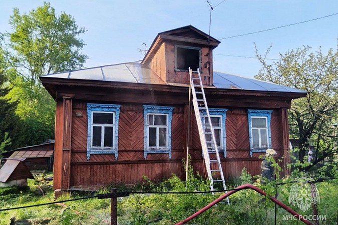 В Кинешме на улице Полины Осипенко загорелся жилой дом фото 2