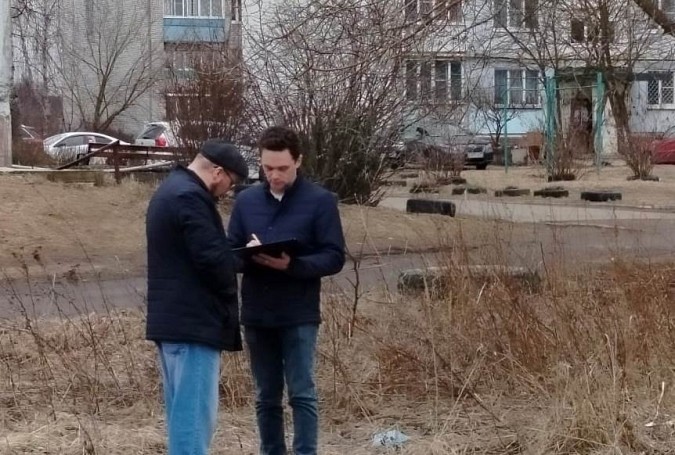 В.Любимов обсуждает проект «Светлый двор» с главным энергетиком УГХ Алексеем Норкиным