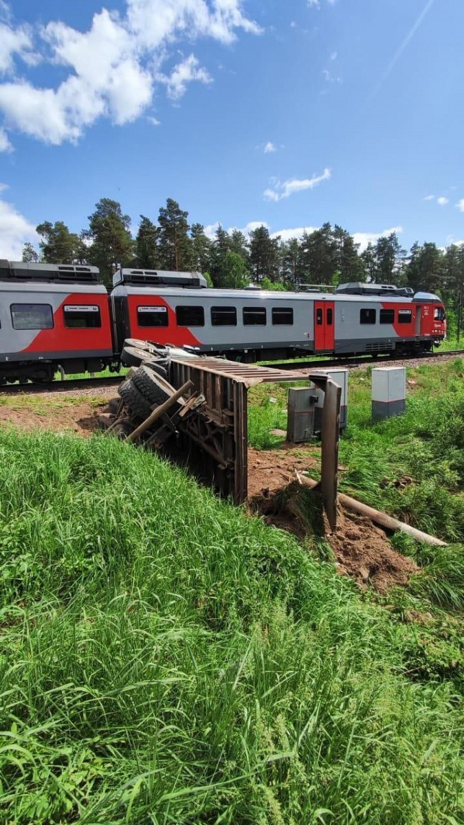 В Ивановской области грузовик «Скания» столкнулся с поездом «Орлан» фото 4