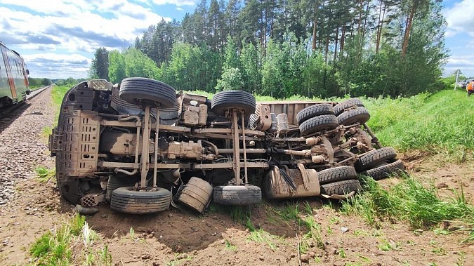 В Ивановской области грузовик «Скания» столкнулся с поездом «Орлан» фото 5