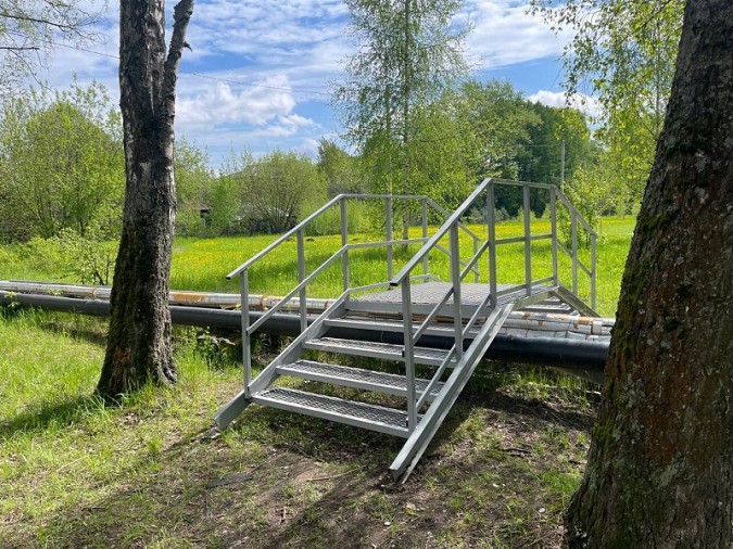 На стадионе в микрорайоне «Фабрика№ 1» установили переход через теплотрассу фото 2