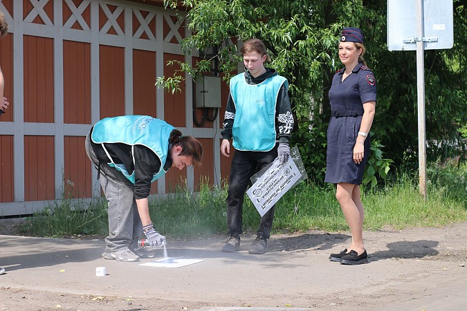 В Кинешме сотрудники ГИБДД и волонтеры провели акцию «Трафарет безопасности» фото 4