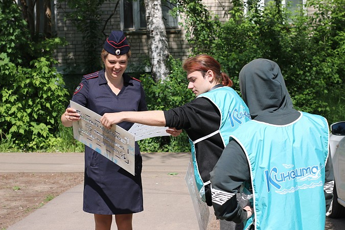 В Кинешме сотрудники ГИБДД и волонтеры провели акцию «Трафарет безопасности» фото 5