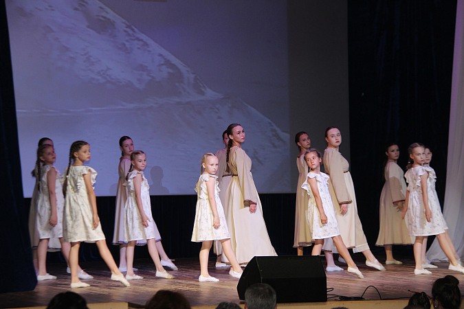 В клубе «Октябрь» прошел большой отчетный концерт творческих коллективов фото 11