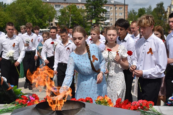 Студенты колледжей Ивановской области танцевали в Кинешме вальс Победы фото 8