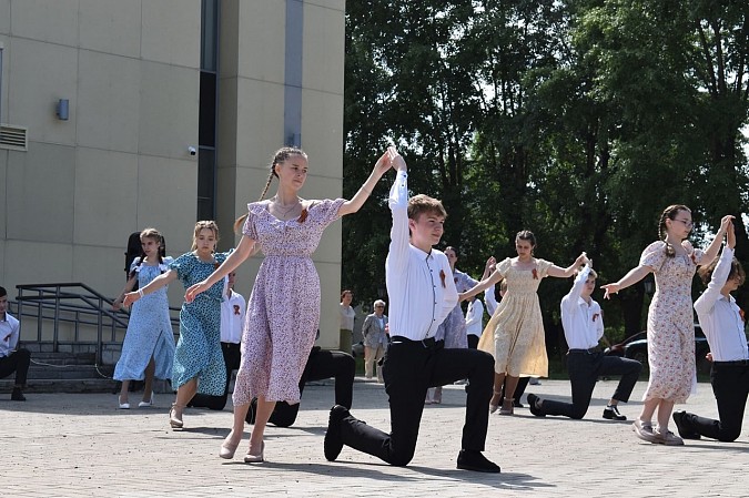Студенты колледжей Ивановской области танцевали в Кинешме вальс Победы фото 4
