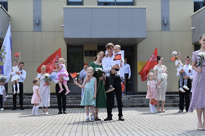 Студенты колледжей Ивановской области танцевали в Кинешме вальс Победы фото 6