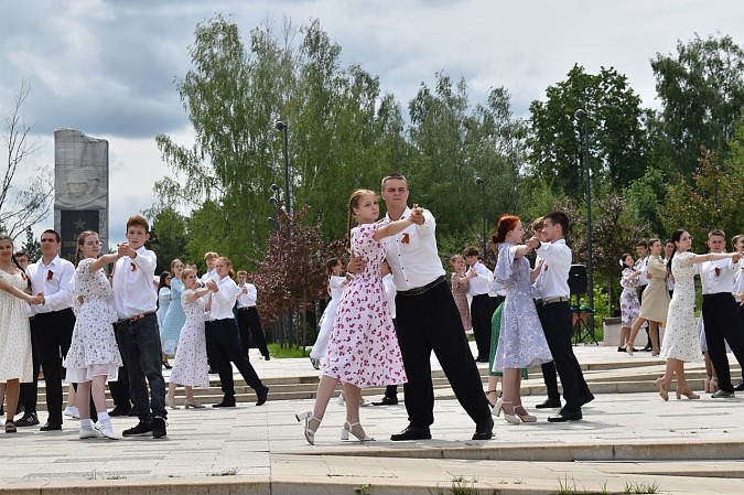Студенты колледжей Ивановской области танцевали в Кинешме вальс Победы фото 7