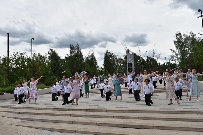 Студенты колледжей Ивановской области танцевали в Кинешме вальс Победы фото 3