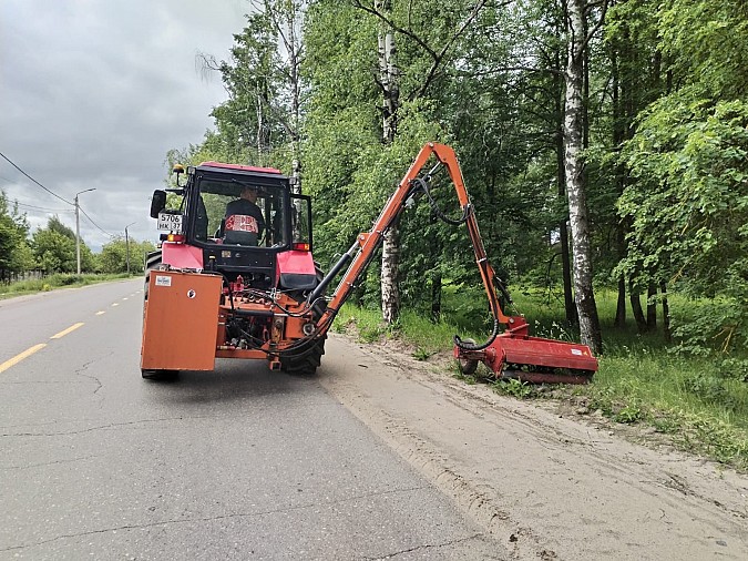 В Кинешме на покос травы вышел трактор с косилкой-кусторезом фото 3