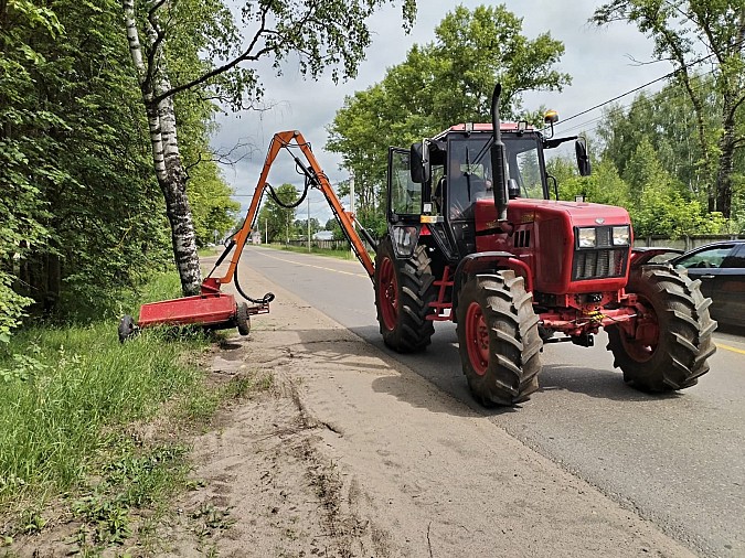 В Кинешме на покос травы вышел трактор с косилкой-кусторезом фото 2