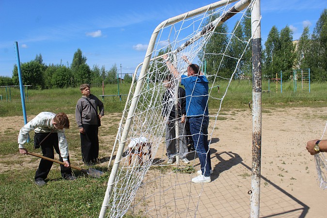 На спортплощадке на ул. Наволокской повесили новые сетки для футбола и волейбола фото 10