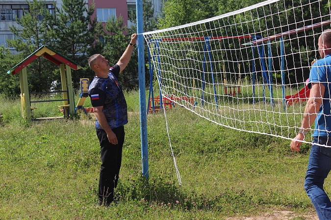 На спортплощадке на ул. Наволокской повесили новые сетки для футбола и волейбола фото 11