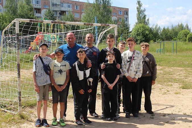 На спортплощадке на ул. Наволокской повесили новые сетки для футбола и волейбола фото 2