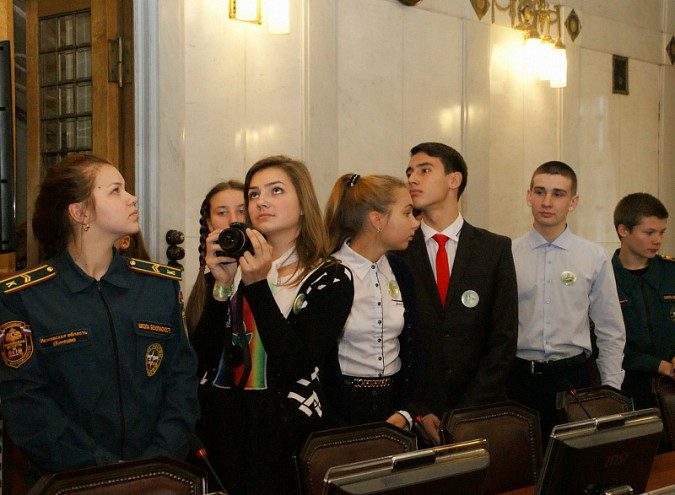Школьники съездили на экскурсию в региональный парламент фото 8