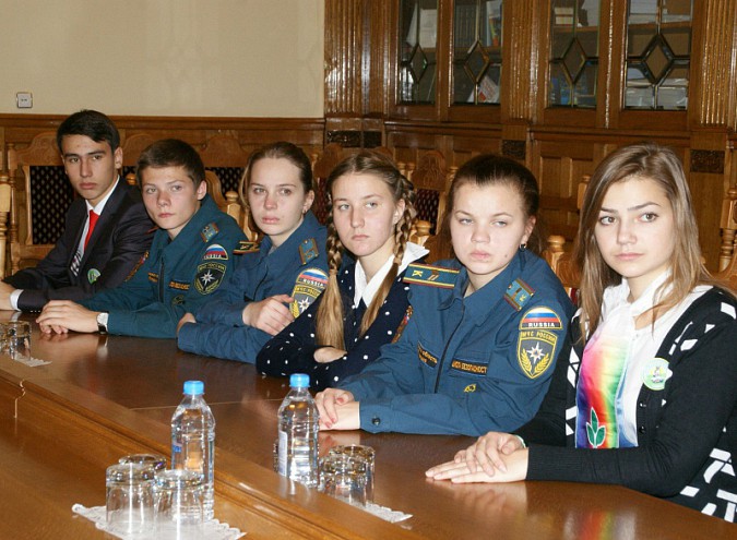 Школьники съездили на экскурсию в региональный парламент фото 4