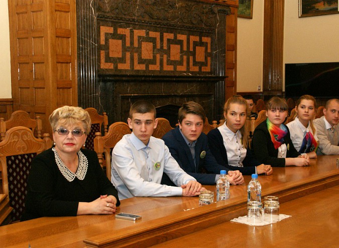 Школьники съездили на экскурсию в региональный парламент фото 3