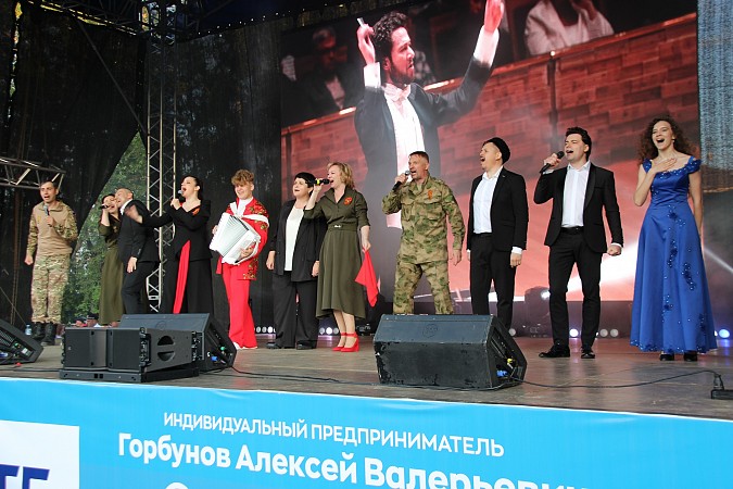 В День Кинешмы состоялся большой концерт Родиона Газманова и движения ГАЗМАНОВ-РОДНИКИ фото 10