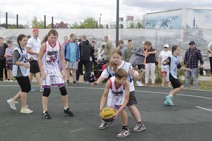 В День Кинешмы на стрелке у Волги прошел турнир по баскетболу фото 3
