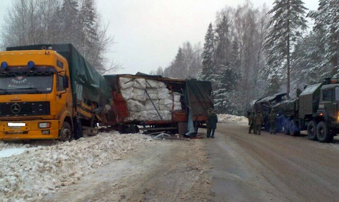 Фотографии с места аварии, в которой пострадали два военных в Ивановской области фото 3