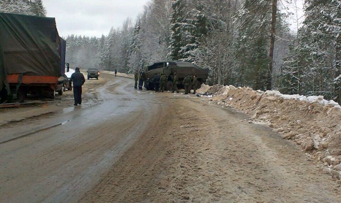 Фотографии с места аварии, в которой пострадали два военных в Ивановской области фото 4