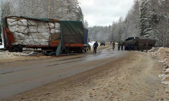 Фотографии с места аварии, в которой пострадали два военных в Ивановской области фото 2