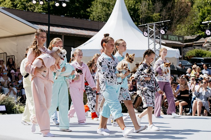 Более 80 зарубежных и российских коллекций представили на фестивале моды «Льняная палитра» фото 13