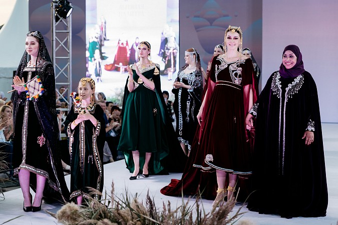 Более 80 зарубежных и российских коллекций представили на фестивале моды «Льняная палитра» фото 18